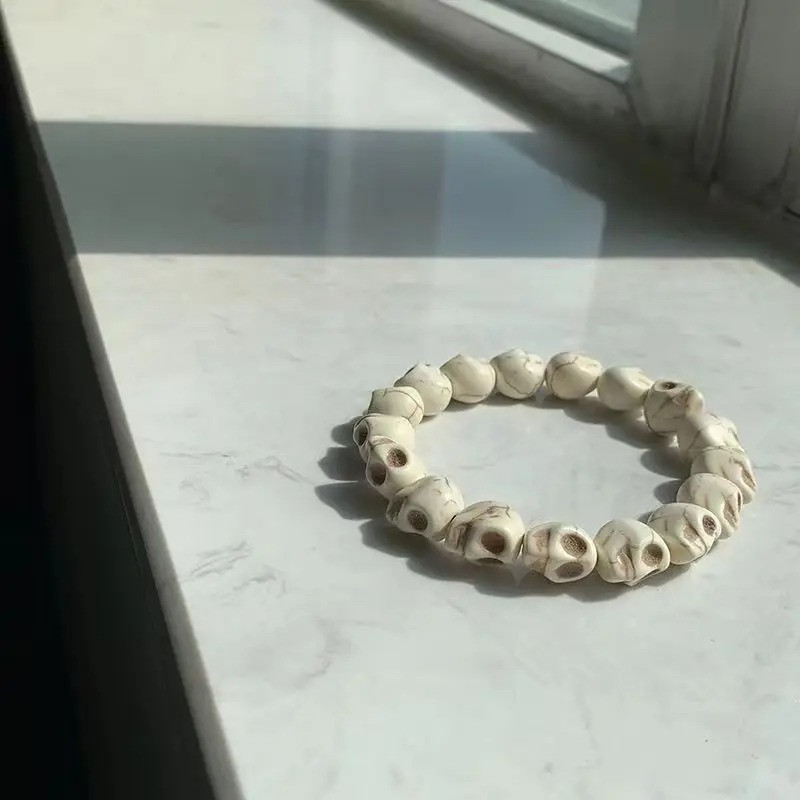 Vue complète du Bracelet Tête de Mort perlés de Crânes