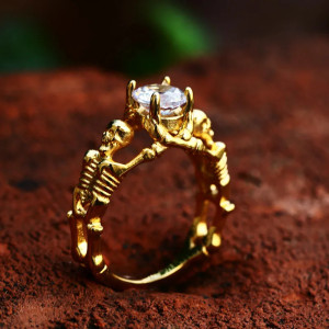 Bague Tête de Mort Squelettes enlacés Avec Pierre - couleur or pierre blanche