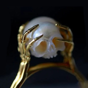 Détails de la Bague Tête de Mort Perle Blanche Sculptée en forme de Crâne