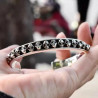 Vue détaillée du Bracelet Tête de Mort serti de Petits Crânes bracelet ouvert