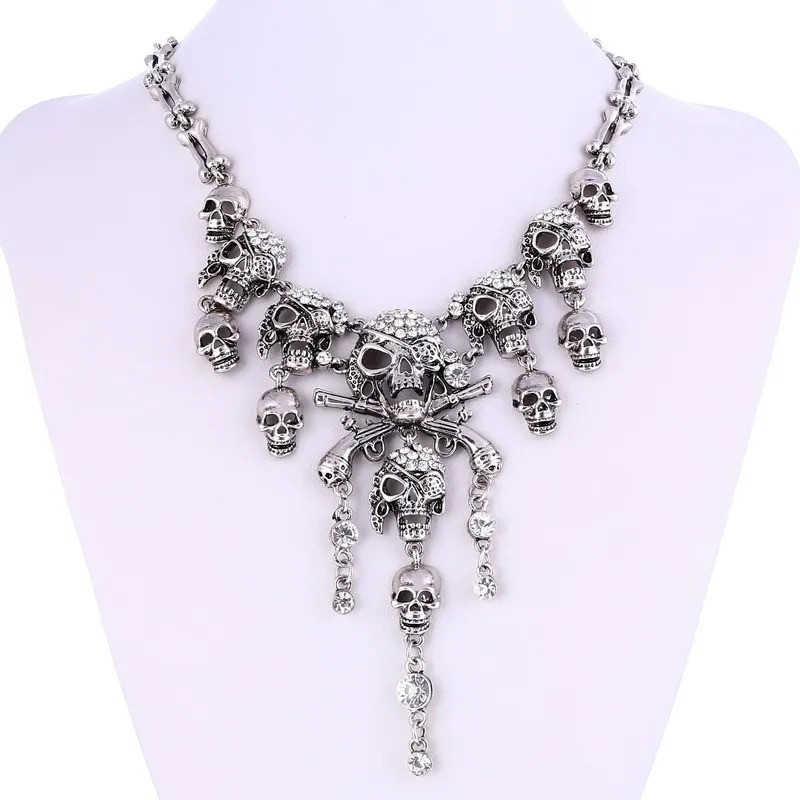 Collier Ras de Cou Tête de Mort et Pistolets couleur argent