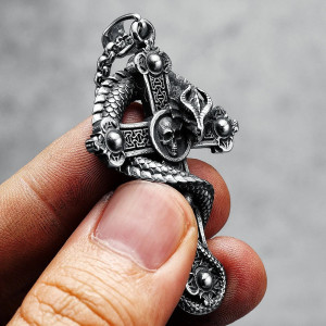 gros plan Collier Pendentif Tête de Mort Crâne Croix et Dragon