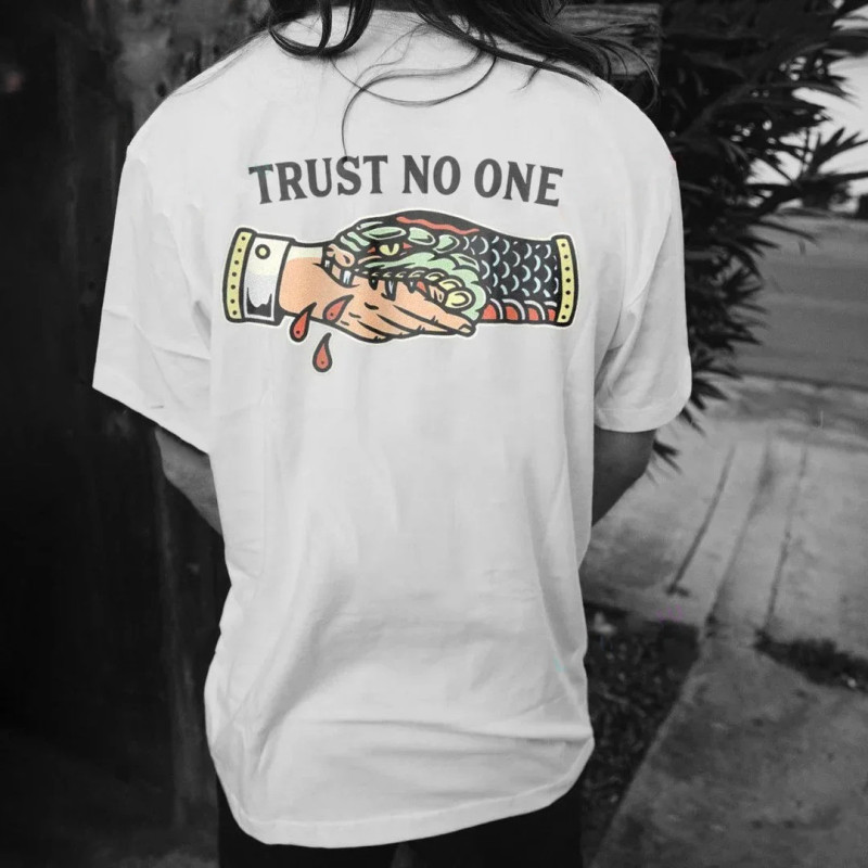 T-shirt "Trust No One"