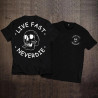 Magnifique T-shirt Tête de Mort Skulll Langue de Serpent "Live fast - Nerverdie"