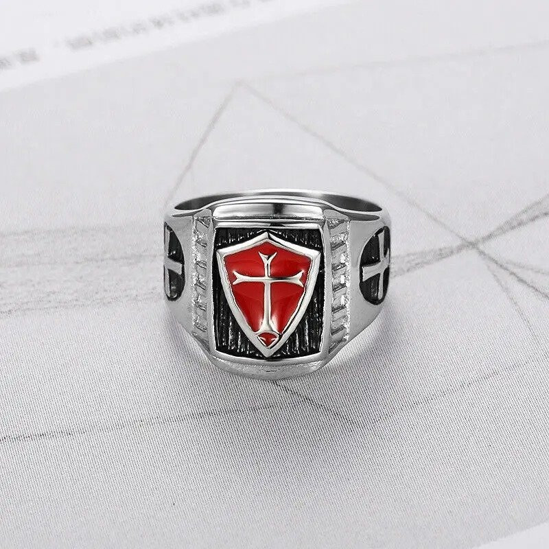 Vue face de la Bague Templier emblème blason armure rouge