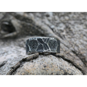 vue complète de la Bague Viking Rúnstakkr