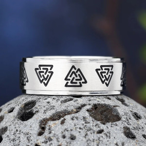 détails de la Bague Viking Runique Éternelle