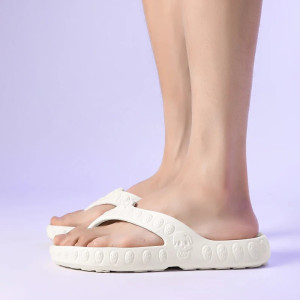 vue côté des Tongs tête de mort pour hommes Crâne souriant couleur blanc
