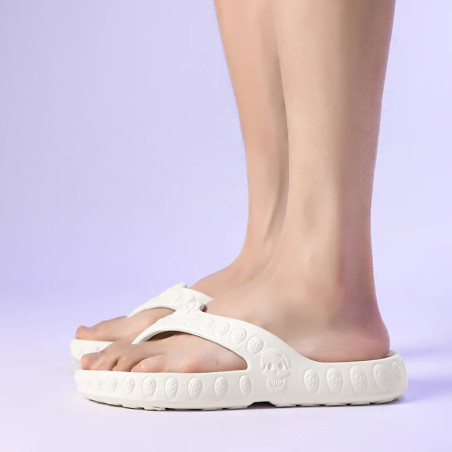 vue côté des Tongs tête de mort pour hommes Crâne souriant couleur blanc