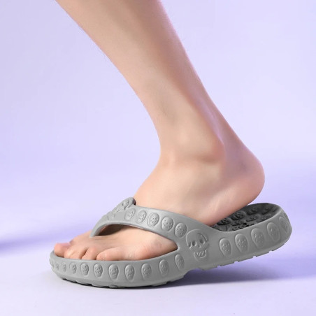 vue complète des Tongs tête de mort pour hommes Crâne souriant couleur gris