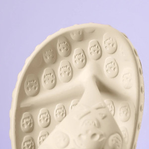 vue dessus des Tongs tête de mort pour hommes Crâne souriant couleur beige
