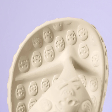 vue dessus des Tongs tête de mort pour hommes Crâne souriant couleur beige