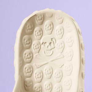 vue semelle des Tongs tête de mort pour hommes Crâne souriant couleur beige