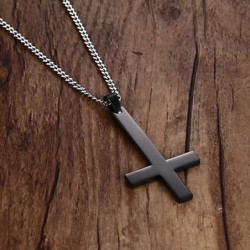 Collier Croix de saint Pierre avec pendentif couleur portée