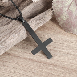 Collier Croix de saint Pierre avec pendentif couleur noir