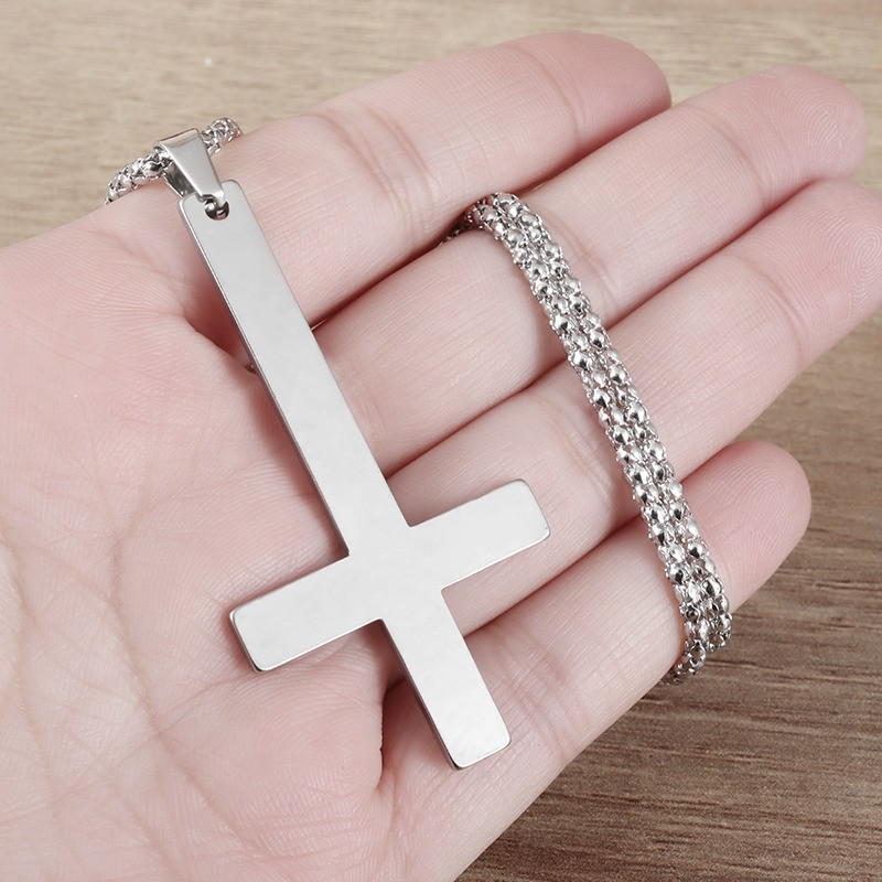 Collier Croix de saint Pierre avec pendentif couleur argent
