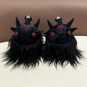 détails des Pantouffles Gothique Baphomet en peluche couleur noir