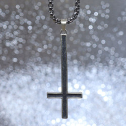 Pendentif croix anti christ