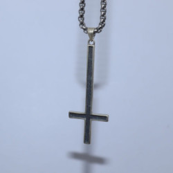 Pendentif croix anti christ simple