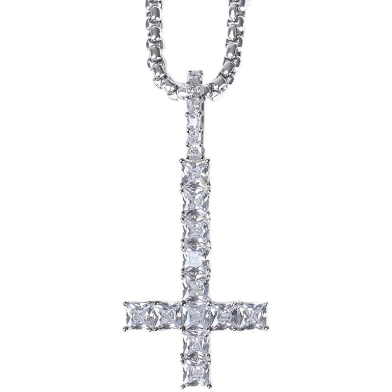 Pendentif croix inversé en pierres carrées modèle 2