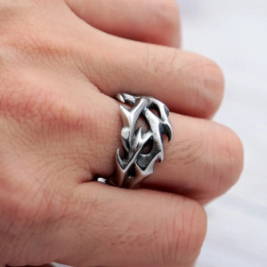 Vue portée de la Bague Viking en acier inoxydable au design creux rétro avec motif épines rondes