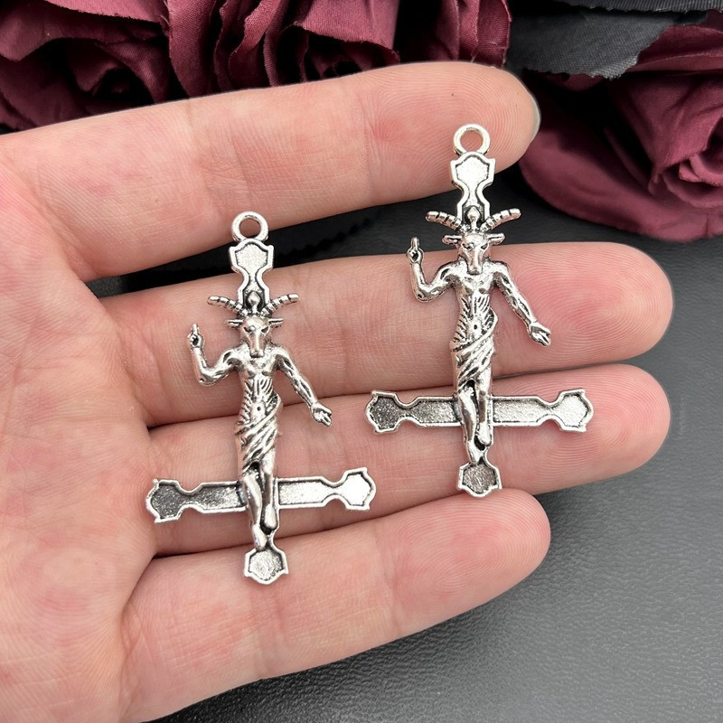 Pendentifs Baphomet en croix inversée couleur argent