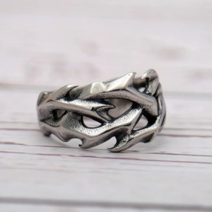 Vue côté de la Bague Viking en acier inoxydable au design creux rétro avec motif épines rondes