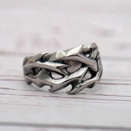 Vue côté de la Bague Viking en acier inoxydable au design creux rétro avec motif épines rondes