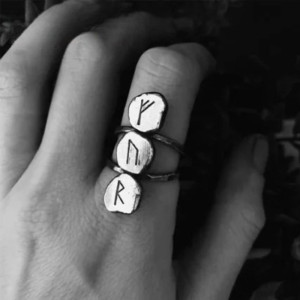 Vue portée de la Bague Viking amulette Rune rétro en acier inoxydable