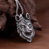 Vue côté du Collier Viking tête de loup en acier inoxydable