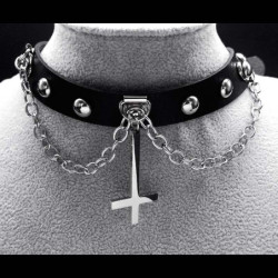 collier Gothique ras du cou en Cuir avec croix antichrist vue complète