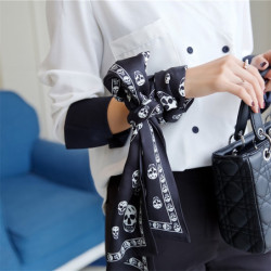 Foulard tête de mort pour femme - couleur noir porté