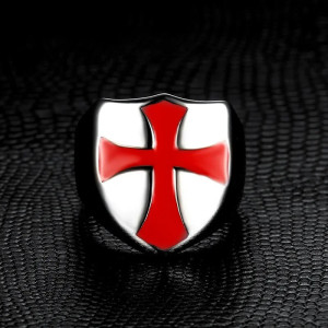 Vue face de la Bague Templier à motif croix rouge en acier inoxydable couleur Argent