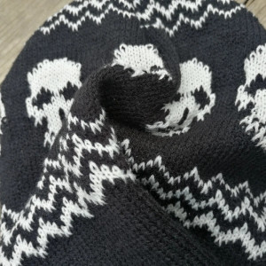 détails du Bonnet en Tricot à Motif Tête de Mort