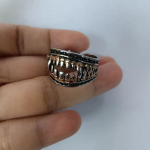 Vue détaillée de la Bague Goth Écho des Abysses