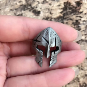 Bague Casque de Guerrier Médiéval en Acier Vieilli