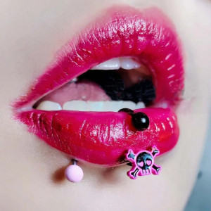 Piercing tête de mort Pirate rose et noir pour lèvres pour femmes