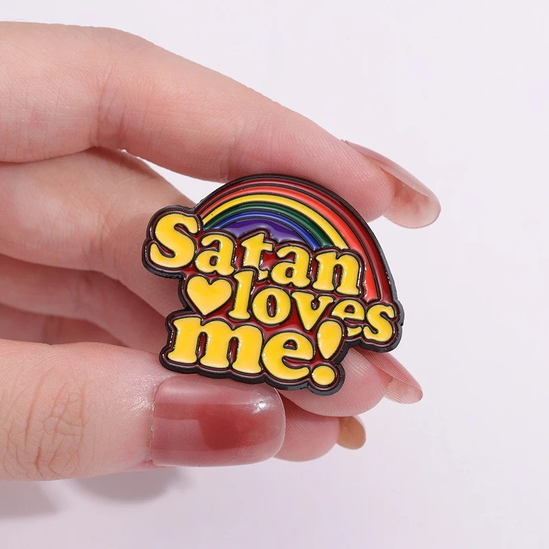 Pins Gothique "Satan Loves Me"