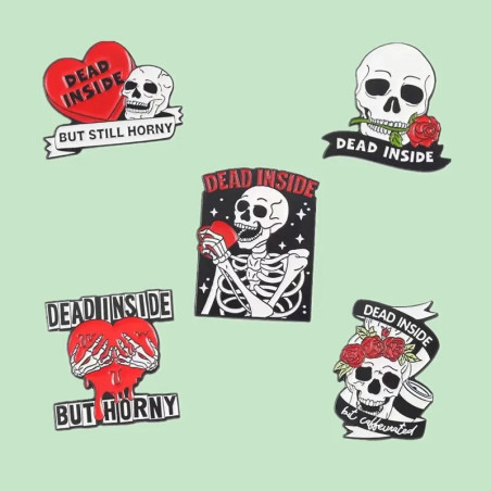 Détails des Pins Gothique Humour Crâne "Dead Inside But..." - 6 modèles au choix