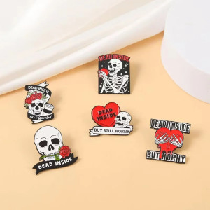 Pins Gothique Humour Crâne "Dead Inside But..."