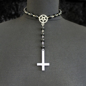 détails du Collier Gothique à Pendentif Croix Inversée avec Perles Noires et Symbole Pentagramme