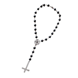 Vue détailéle du Collier Gothique à Pendentif Croix Inversée avec Perles Noires et Symbole Pentagramme