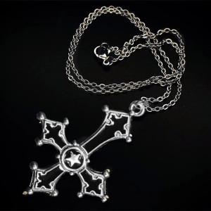 Détails du Collier Pendentif Gothique  Croix Inverssée Cruciforme avec Émail Rouge et Noir couleur noir