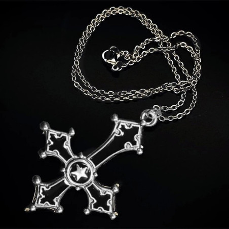 Détails du Collier Pendentif Gothique  Croix Inverssée Cruciforme avec Émail Rouge et Noir couleur noir