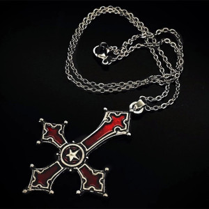 Détails du Collier Pendentif Gothique  Croix Inverssée Cruciforme avec Émail Rouge et Noir