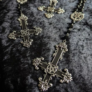 Fermer Collier Gothique Élégant avec Croix Inverssée et Pentagramme