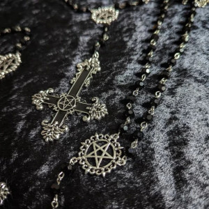 Collier Gothique Élégant avec Croix Inverssée et Pentagramme