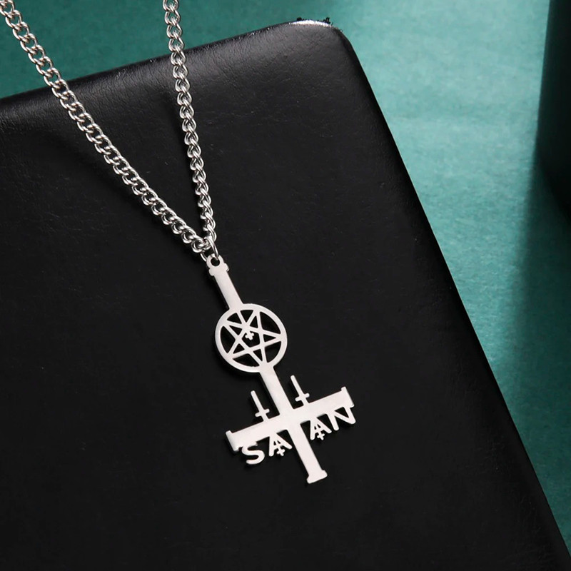 Collier Pendentif Héraldique Sombre avec Croix Inverssée Inscription 'Satan' couleur argent