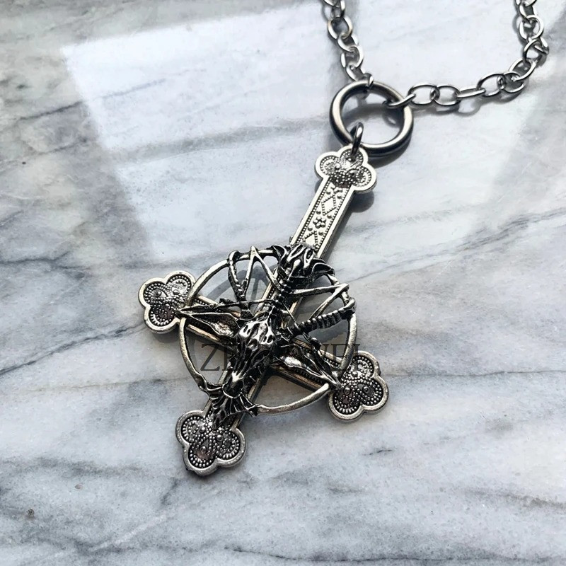 Pendentif Croix Inverssée Gothique avec Pentagramme Entrelacé