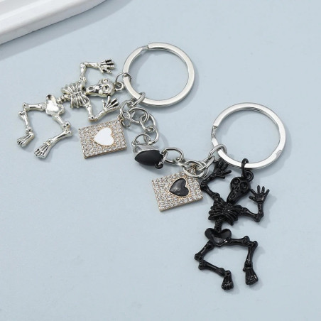 Vue complète du Porte-clés Floral Crâne Strass Argenté 'Éclat Mystique' Pour Amoureux !